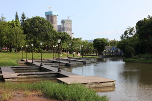 城市公园中的湖边休闲区