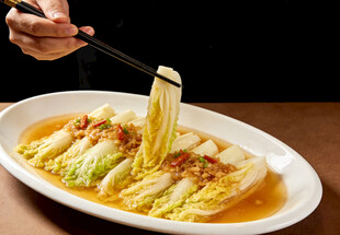 筷子夹起的美味蒜蓉娃娃菜