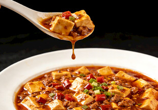 麻婆豆腐盛于勺中