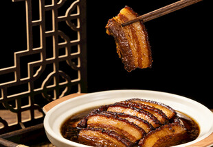 筷子夹起美味把子肉