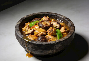 石锅美味香菇鸡肉