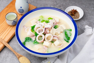 鱿鱼豆腐汤
