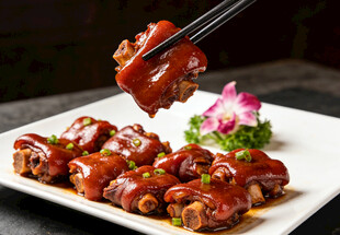 美味酱猪蹄 筷子夹起瞬间