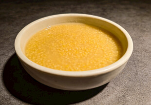 一碗金黄小米粥