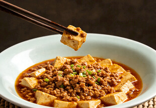 筷子夹起的肉末豆腐