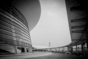 现代建筑外观与开阔空间