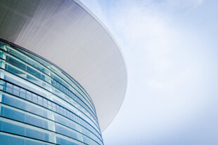 现代玻璃幕墙建筑外观