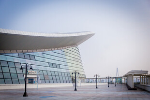 现代风格的弧形玻璃建筑