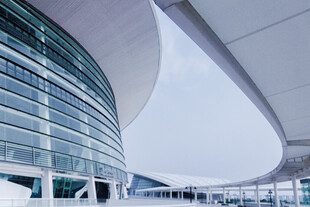 现代弧形玻璃建筑外观