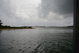 阴天的平静水域景观