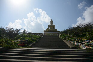 巍峨佛像立于阶梯之上