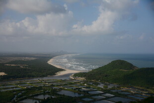 俯瞰海岸与山峦美景