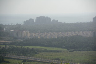 雾中城市景观远景