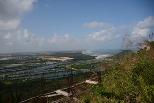 俯瞰山间开阔美景