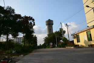 乡村路旁的水塔与建筑