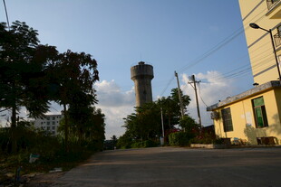 乡村路旁的水塔与建筑