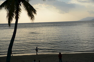 黄昏下的静谧海滩