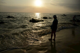 夕阳下海边的孤独身影