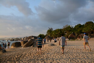 海滩漫步的悠闲身影