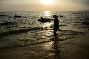 夕阳下海边漫步的身影