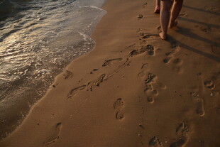 漫步沙滩留下串串脚印