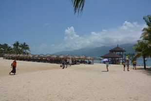 阳光沙滩下的休闲海滨场景