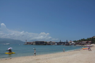 美丽海滨沙滩游玩景象