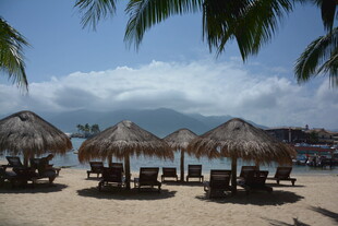 海滨草屋度假休闲场景