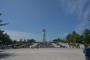 广场上的雕像与游人