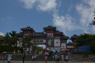 古建门前游客熙攘