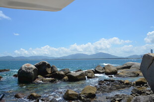 海边礁石与蓝天碧海景色