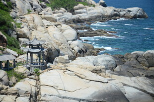 海边岩石栈道风景