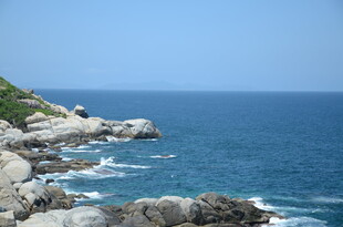 海边嶙峋礁石与蔚蓝大海