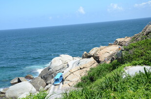 海边岩石上的静谧风景