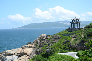 海边山巅的古朴观景亭