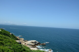 海岸风光 绿意与碧海相映