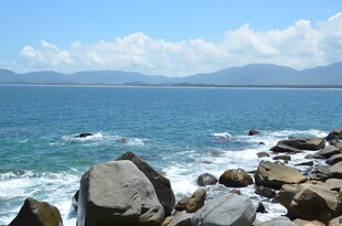 海边礁石与辽阔碧海蓝天