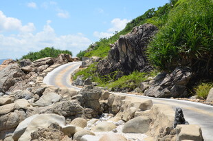 蜿蜒山路旁的嶙峋怪石
