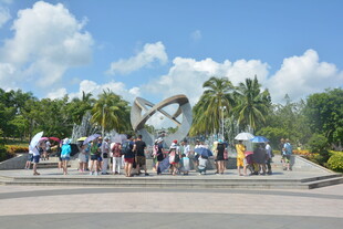 景区雕塑旁的游客聚集处