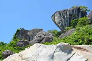 奇特嶙峋的山间岩石景观