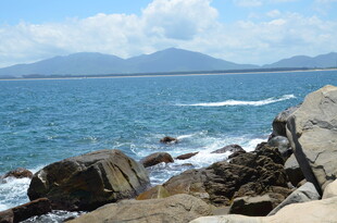 海边礁石与辽阔蔚蓝大海