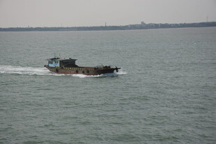 海上行驶的载货船只