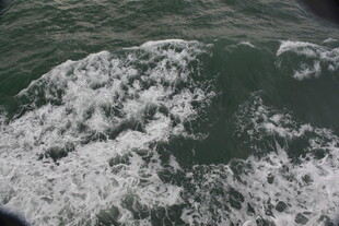 海上翻涌的白色浪花