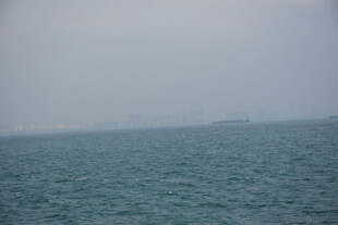 海上景象 远方隐约可见岛屿