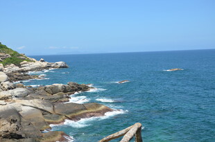 海边嶙峋礁石与湛蓝海水