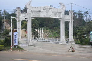 古朴石牌坊屹立于路旁