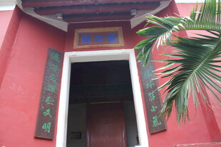 中式红墙建筑门口景象