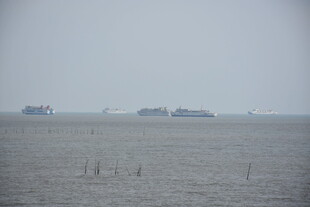 海上船只在朦胧海面景象