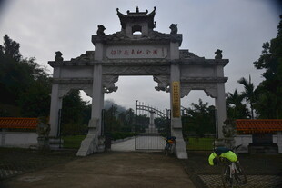 中式牌坊下的骑行场景