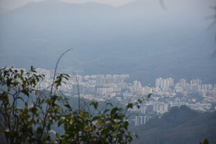 山巅远眺城市景观